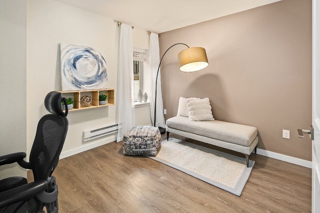 Même type d'espace après home staging : fond neutre, mobilier léger, bureau et coin détente pour se projeter sans travaux.