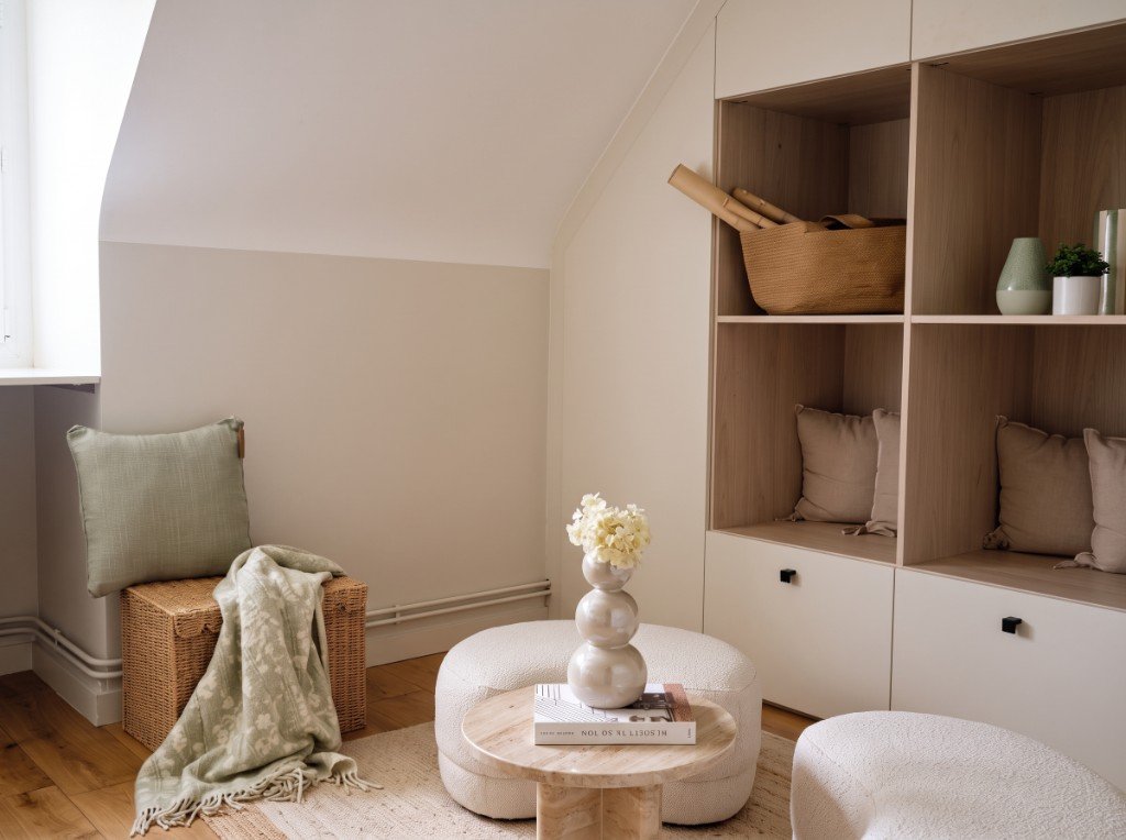 Chambre après métamorphose : rangements intégrés, poufs et palette neutre avec touches de vert sauge.